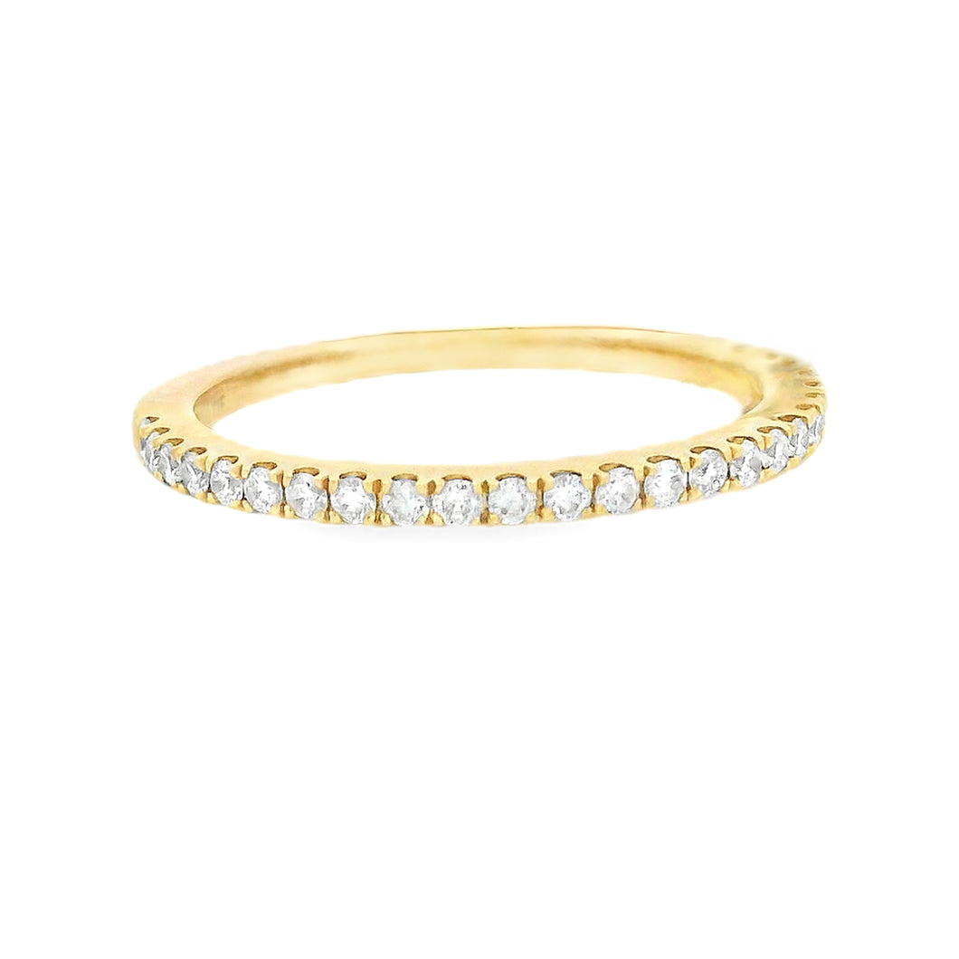 This 18k yellow gold diamond band features round brilliant cut diam...