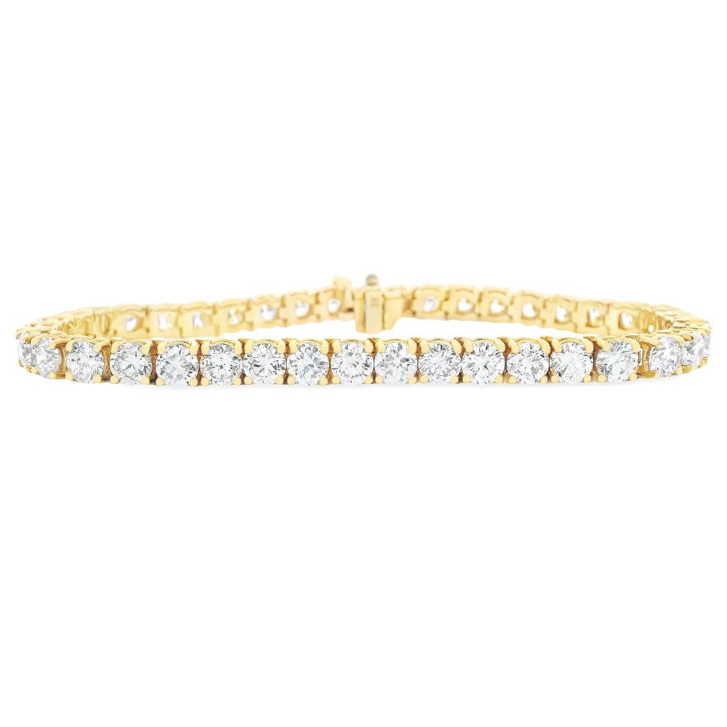 This beautiful 18k yellow gold bracelet features 41 round brilliant...