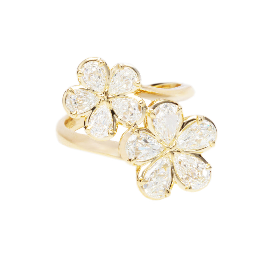 This gorgeous 18k yellow gold diamond flower ring features pear sha...