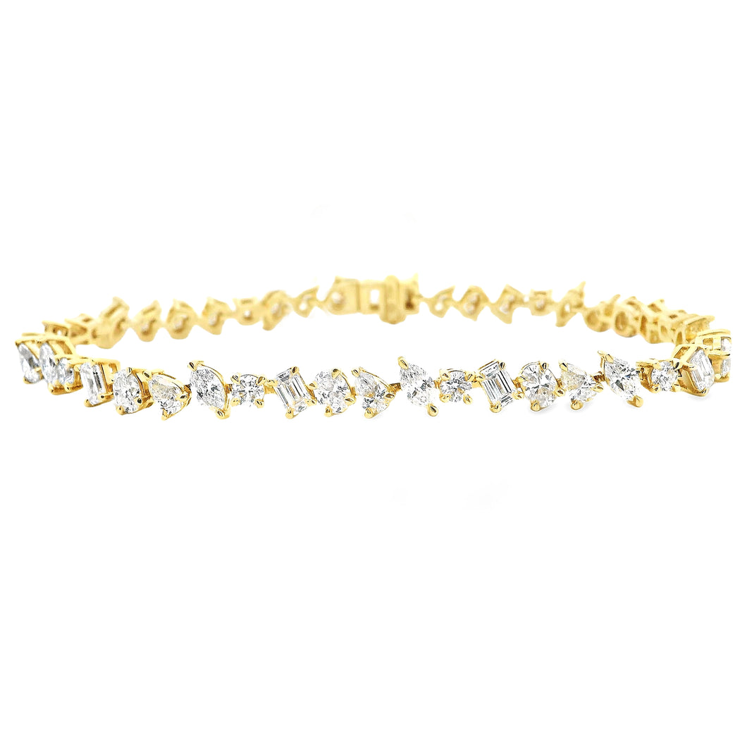 This beautiful 18k yellow gold mixed shape diamond bracelet feature...