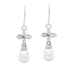  These 18k white gold earrings feature 2 fresh water cultured pearl...