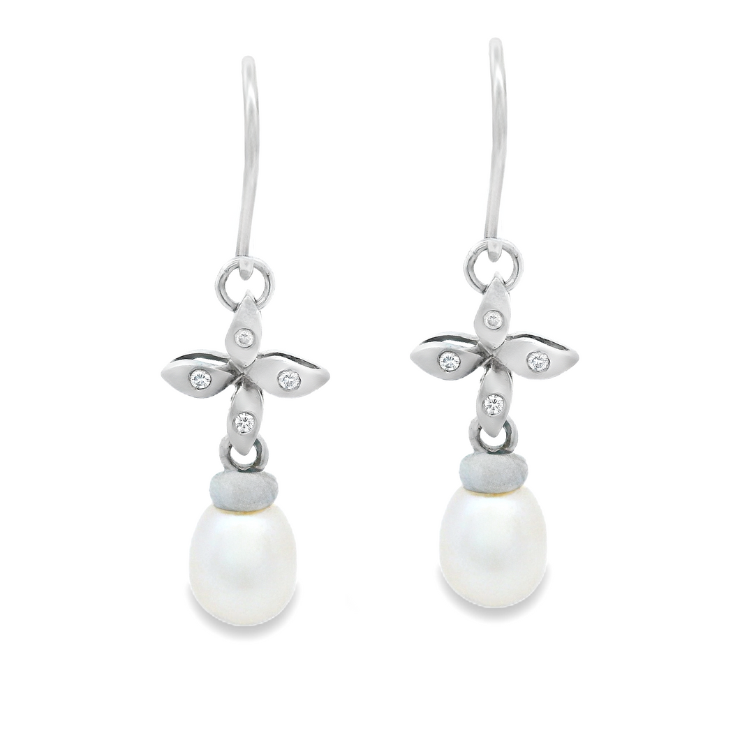  These 18k white gold earrings feature 2 fresh water cultured pearl...