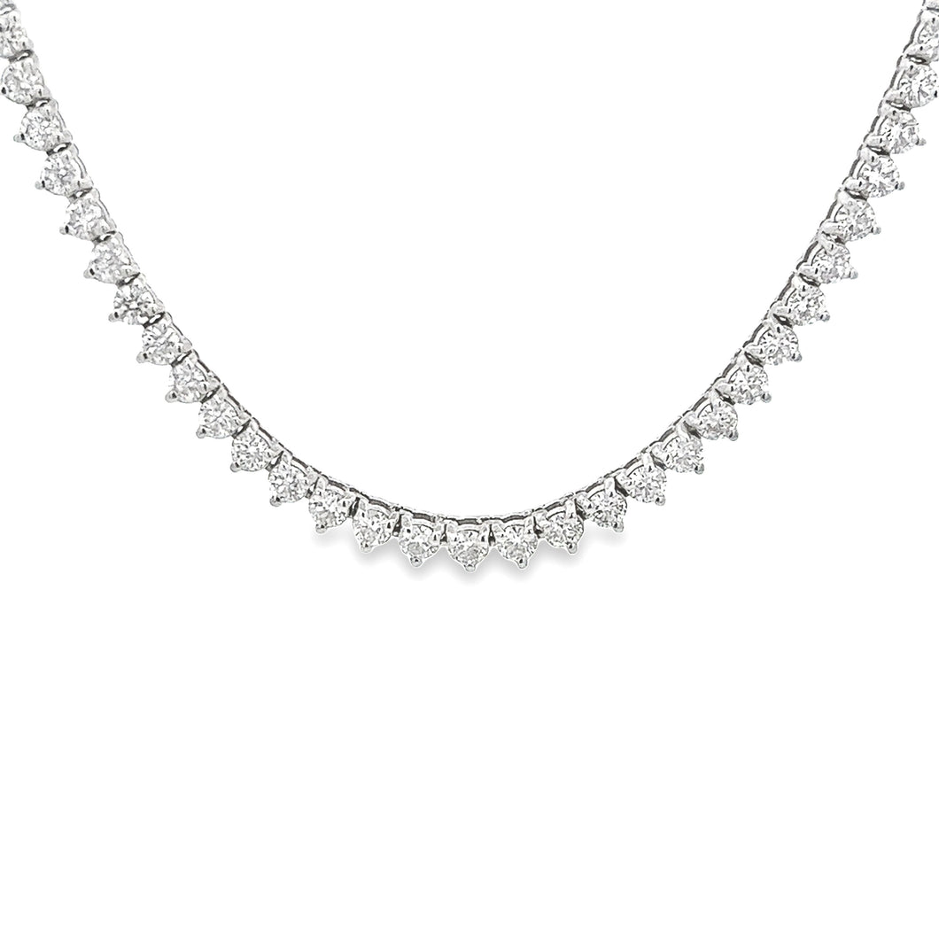 This beautiful 18k white gold necklace features 157 round brilliant...