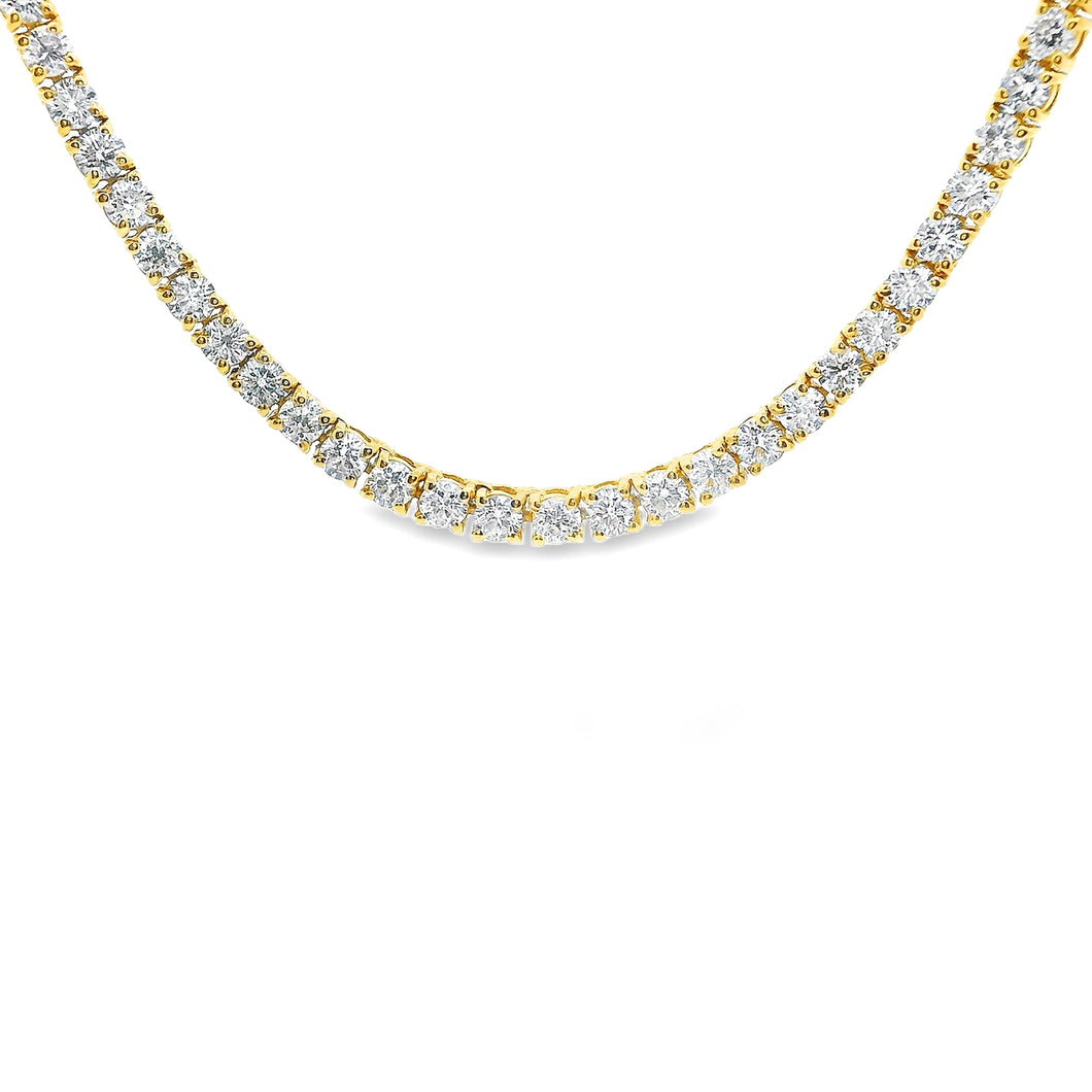 This beautiful 18k yellow gold necklace features 167 round brillian...