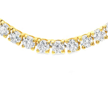 This beautiful 18k yellow gold necklace features 167 round brillian...