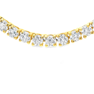 This beautiful 18k yellow gold necklace features 167 round brillian...