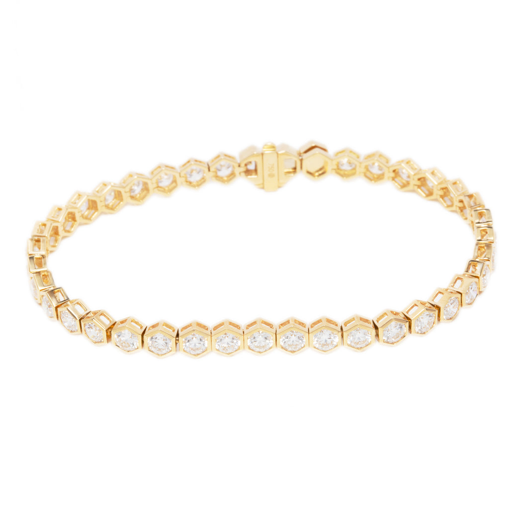 This beautiful 18k yellow gold bracelet features 39 round brilliant...