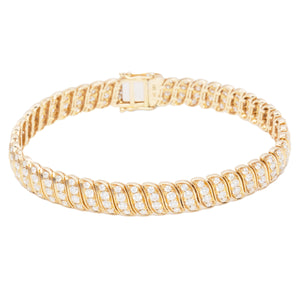 This beautiful 14k yellow gold bracelet features 196 round brillian...