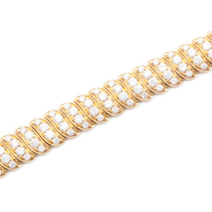 This beautiful 14k yellow gold bracelet features 196 round brillian...