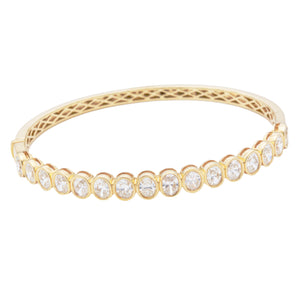This easy to stack and style 18k yellow gold bangle features 16 ova...