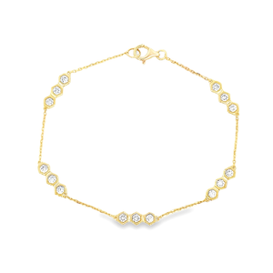 This beautiful 18k gold bracelet features round brilliant cut diamo...