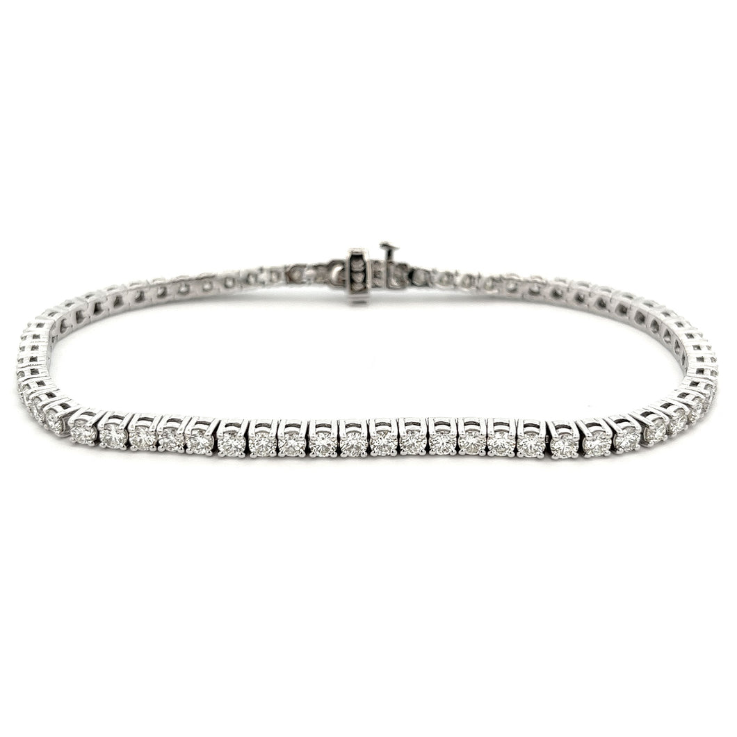 This beautiful 14k white gold diamond bracelet features round brill...