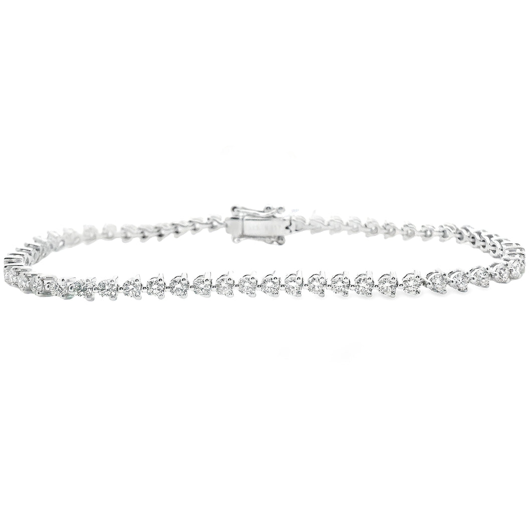 This beautiful 14k white gold bracelet features round brilliant cut...
