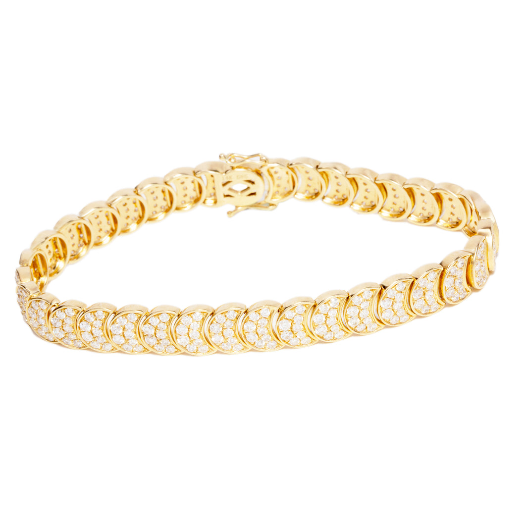 This beautiful 14k yellow gold bracelet features 324 round brillian...