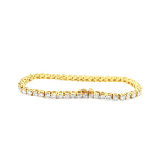 This beautiful 18k yellow gold bracelet features 48 round brilliant...