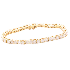This beautiful 18k yellow gold bracelet features 42 round brilliant...