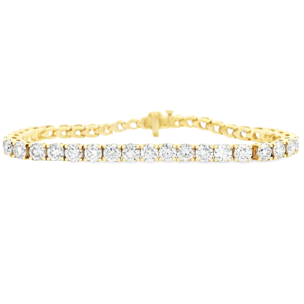 This beautiful 18k yellow gold bracelet features 42 round brilliant...
