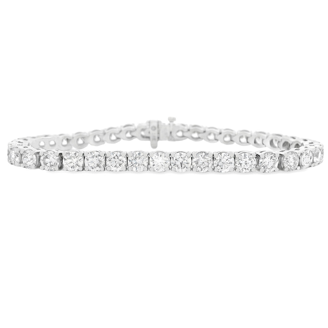 This 18k white gold diamond bracelet features 32 round brilliant cu...