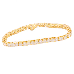 This beautiful 18k yellow gold bracelet features 41 round brilliant...