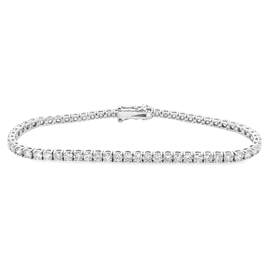 This beautiful 14k white gold diamond bracelet features round brill...