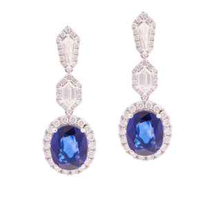 These gorgeous 18k white gold drop earrings feature 2 stunning sapp...