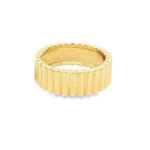 Ribbed band in 14k yellow gold.