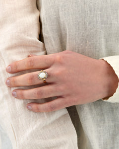 From Nanis' iconic Reverse collection, this 18kt gold ring alternat...