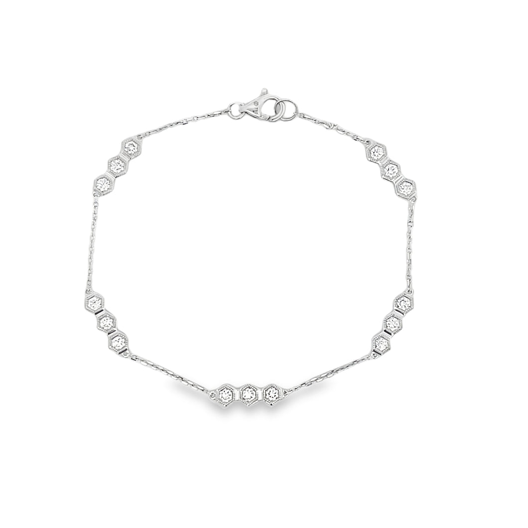 This beautiful 18k gold bracelet features round brilliant cut diamo...
