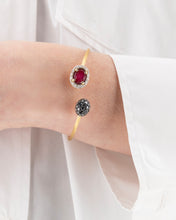 The ruby ​​and the diamonds look for each other along this 18kt gol...