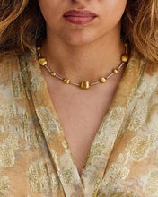 A contemporary and light sophistication distinguishes this necklace...