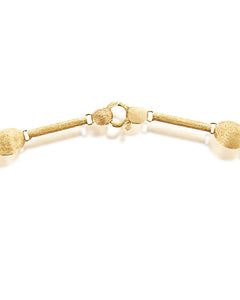 A contemporary and light sophistication distinguishes this necklace...