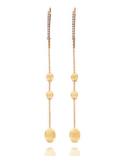 Golden raindrops, these 18 kt gold and diamonds earrings will give ...