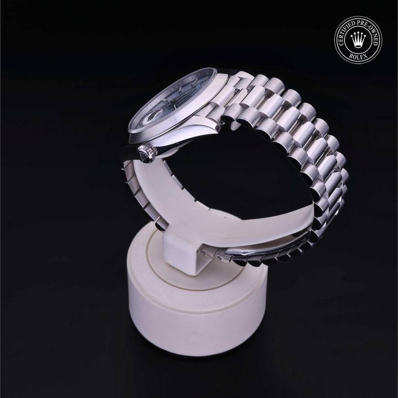 2019, 40 mm, Platinum


