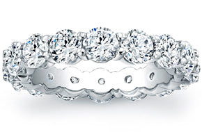 Round brilliant cut diamonds are set in a continuous circle using s...
