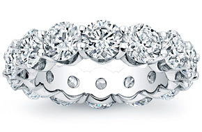 Round brilliant cut diamonds are set in a continuous circle using s...
