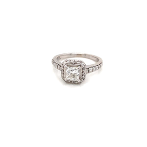 This beautiful engagement ring is made in 18 karat white gold and f...