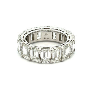 


 
Emerald cut diamonds are set in a continuous circle using shar...