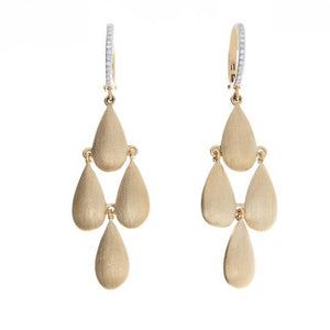 These chandelier drop earrings featured textured 14k yellow gold ac...