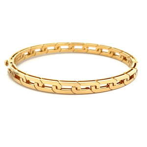 This chain-link style 18k yellow gold bangle is from the Navarra co...