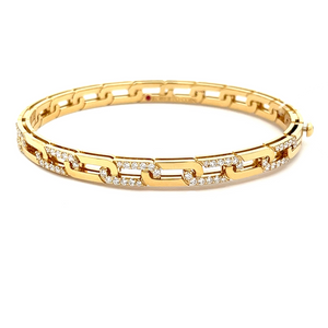 This chain-link style 18k yellow gold bangle is from the Navarra co...