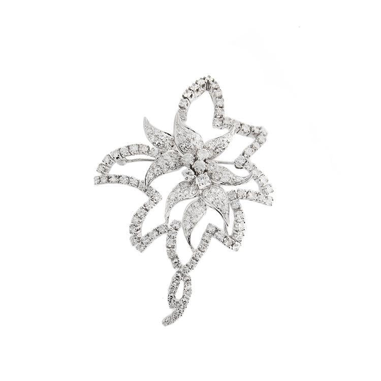 This brooch features round brilliant diamonds that total 4.89cts.