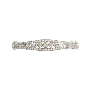 This pin features round diamonds that total 4.17cts.