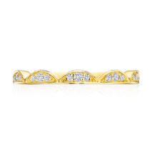 
Every queen deserves her crown. Raising the iconic Tacori crescent...
