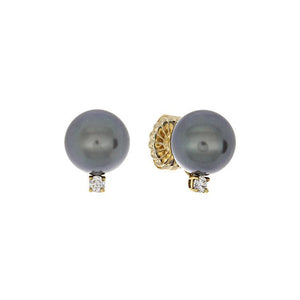 These earrings are in 18k yellow gold and features a small diamond ...