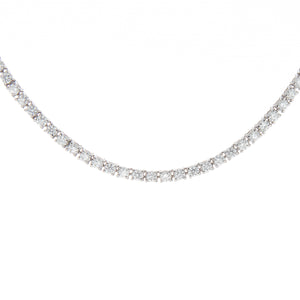 Features diamonds totaling 4.12ct in a straight line necklace