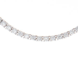 Features diamonds totaling 4.12ct in a straight line necklace