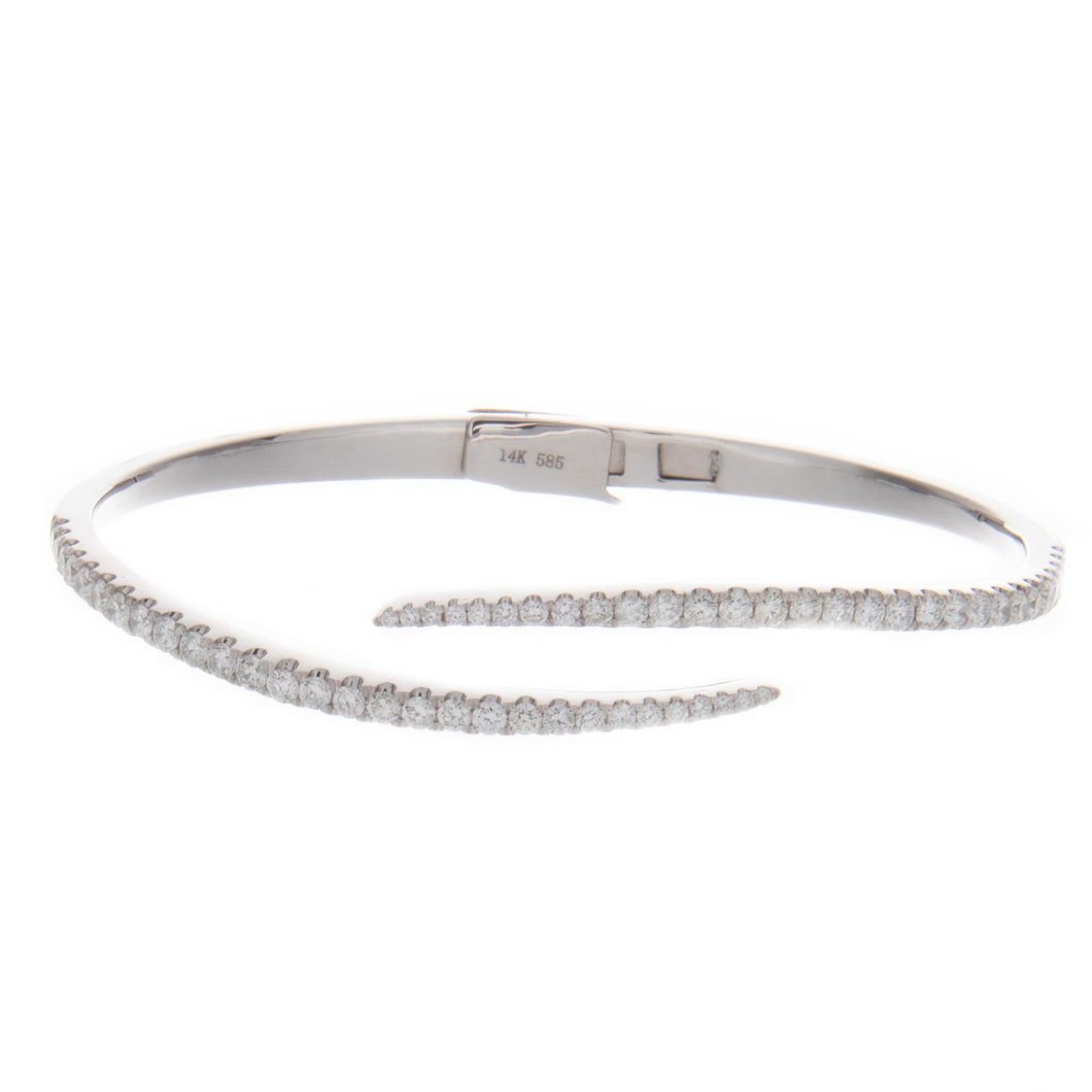 this swing closure bangle features 58 diamonds totaling 1.52ct