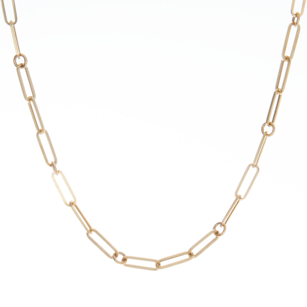 Easy to stack and style modern paperclip style link chain.