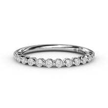 Fana Single Prong Set Anniversary Band