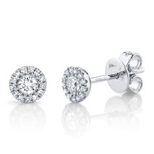 These diamond stud earrings feature round brilliant cut diamonds th...
